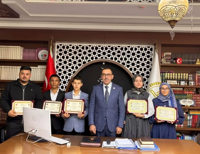 Alanya'da hafızlık eğitimini tamamlayan 6 öğrenciye belgeleri verildi