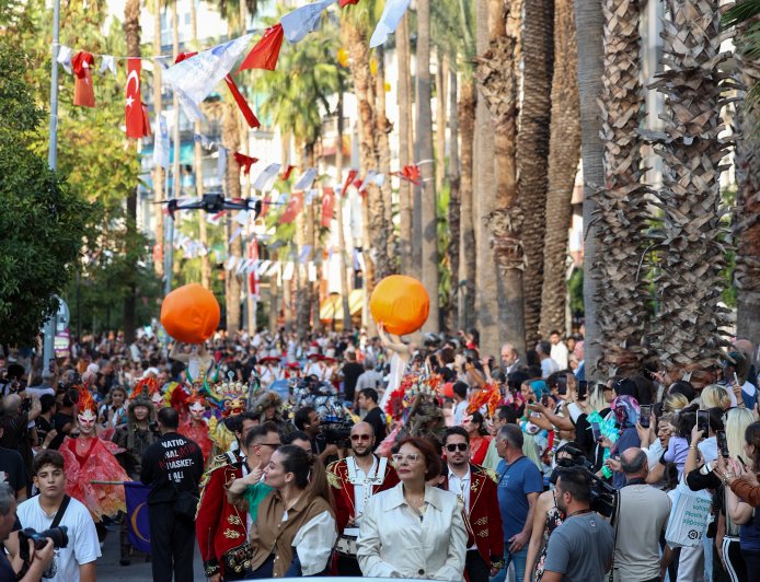 Antalya Altın Portakal kortejinde yıldızlar geçidi: Ünlü isimler 24 Ekim'de halkla buluşacak