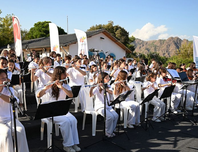 Kemer Cumhuriyet Orkestrası Çıralı’da sahne aldı: Konser ve kermes bir arada