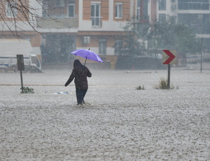 Antalya’da sağanak perşembe öğlene kadar sürecek: 100 kilogram yağış uyarısı