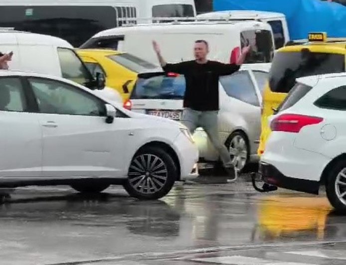 Antalya’da trafik ışıkları çalışmayınca kavşak kilitlendi: Sürücüler araçlarından indi