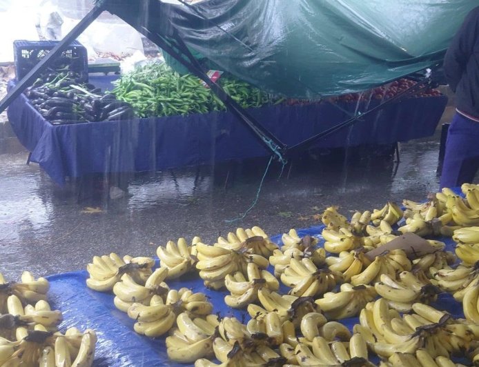 Antalya Alanya'da sağanak yağış hayatı olumsuz etkiledi: Evleri ve pazar yerini su bastı