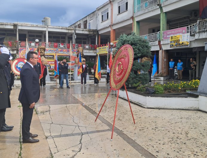 Antalya Serik'te Cumhuriyet'in 103. yılı coşkusu: Atatürk Anıtı'na çelenk sunuldu