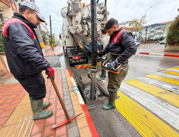 Kepez’de yağış mesaisi: Üç günde 70 ihbara müdahale edildi