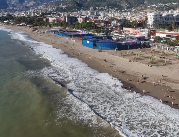 Antalya Alanya'da yağmur bitti, plajlar doldu: 30 Ekim'de deniz keyfi