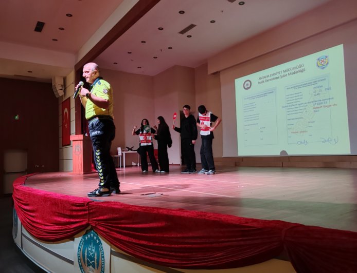 Antalya'da 786 okul geçit görevlisine trafik güvenliği eğitimi verildi