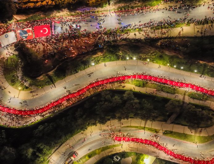 Antalya'da Cumhuriyet coşkusu meydanlara taştı: 400 metrelik Türk bayrağıyla fener alayı ve Semicenk konseri
