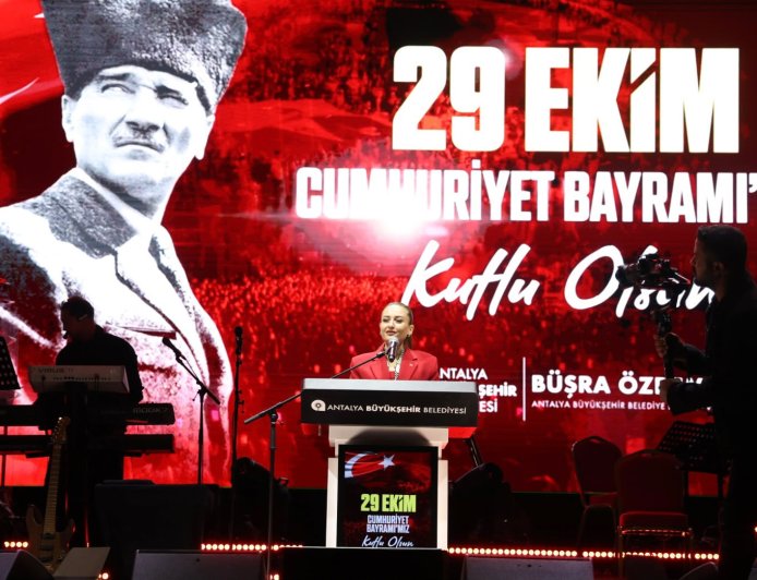 Antalya’da on binler Cumhuriyet için yürüdü, Semicenk konserinde buluştu