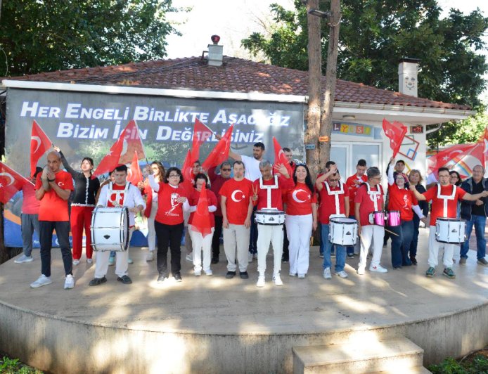Muratpaşa’da özel gereksinimli bireylerden Cumhuriyet yürüyüşü