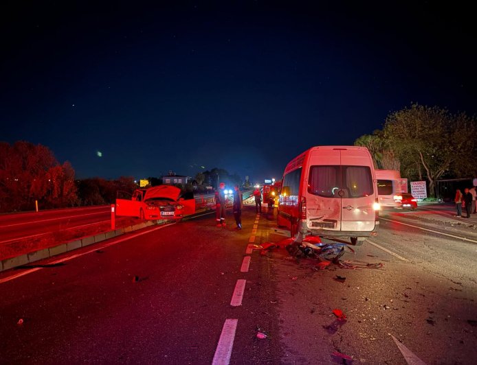 Manavgat’ta 1,76 promil alkollü sürücü zincirleme kazaya karıştı: 4 yaralı