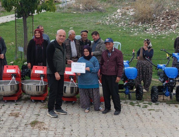 Korkuteli’nde 65 aileye 65 makine desteği