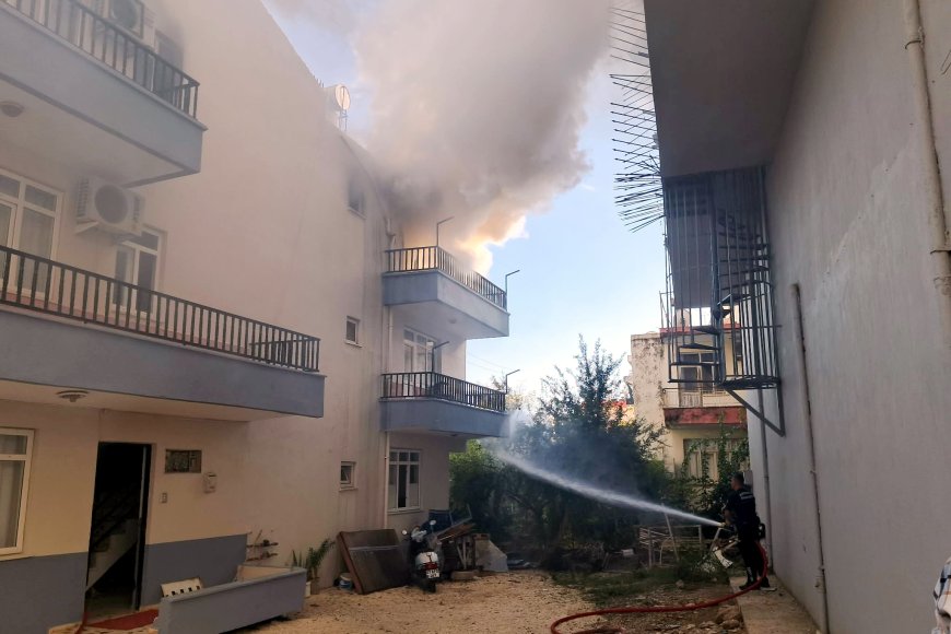 Antalya Serik'te yangında canını hiçe saydı! Balkona tırmanıp mahsur kalan kediyi kurtardı