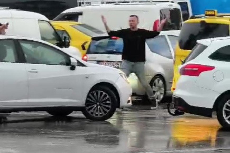 Antalya’da trafik ışıkları çalışmayınca kavşak kilitlendi: Sürücüler araçlarından indi