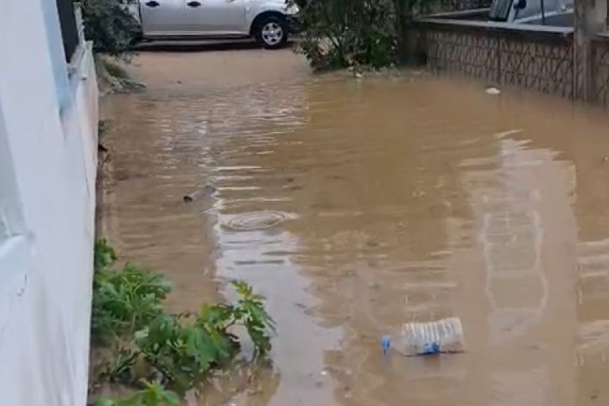 Antalya Alanya'da sağanak yağış hayatı olumsuz etkiledi: Evleri ve pazar yerini su bastı