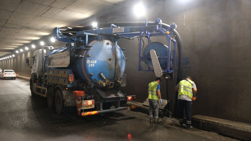 ASAT altgeçitlerde gece mesaisine devam ediyor: Yağmur suyu hatları temizleniyor
