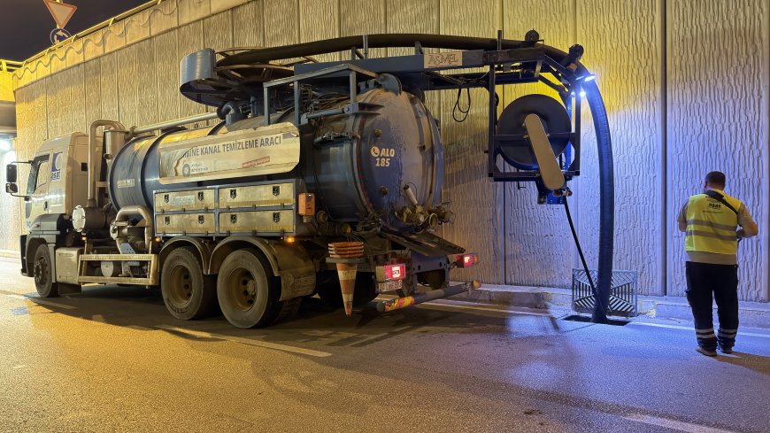 ASAT altgeçitlerde gece mesaisine devam ediyor: Yağmur suyu hatları temizleniyor