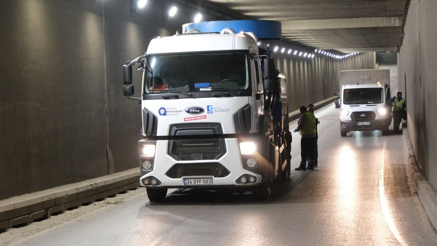 ASAT altgeçitlerde gece mesaisine devam ediyor: Yağmur suyu hatları temizleniyor
