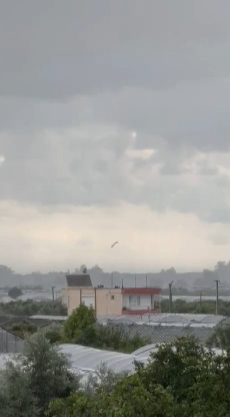 Kumluca’da kuvvetli rüzgar seralara zarar verdi, denizde hortum oluştu