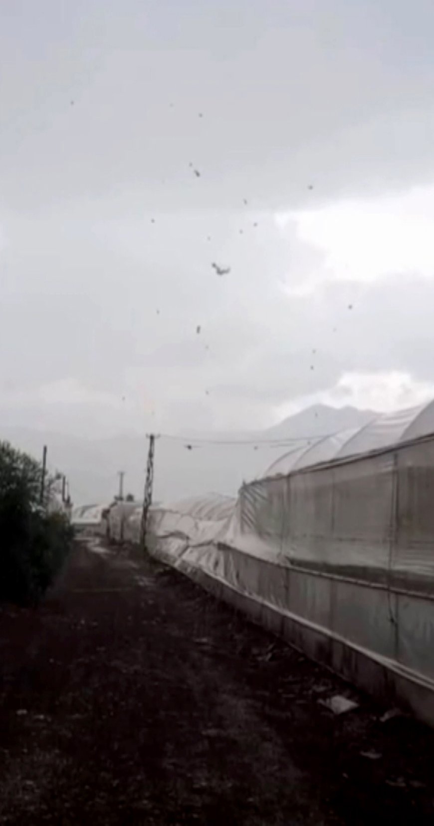 Kumluca’da kuvvetli rüzgar seralara zarar verdi, denizde hortum oluştu