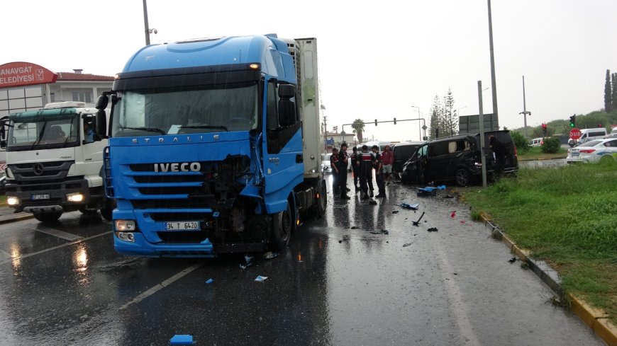 Manavgat’ta Kırmızı Işık İhlali Zincirleme Kazaya Neden Oldu: 3 Yaralı