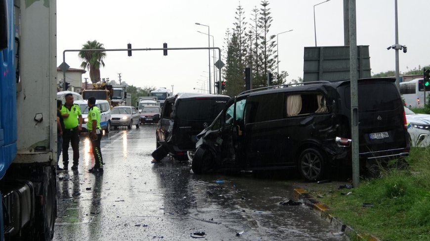 Manavgat’ta Kırmızı Işık İhlali Zincirleme Kazaya Neden Oldu: 3 Yaralı