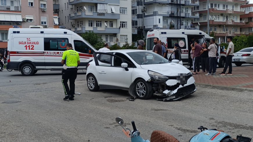 Manavgat’ta kavşakta motosiklet ile otomobil çarpıştı: Sürücü gözyaşlarına boğuldu
