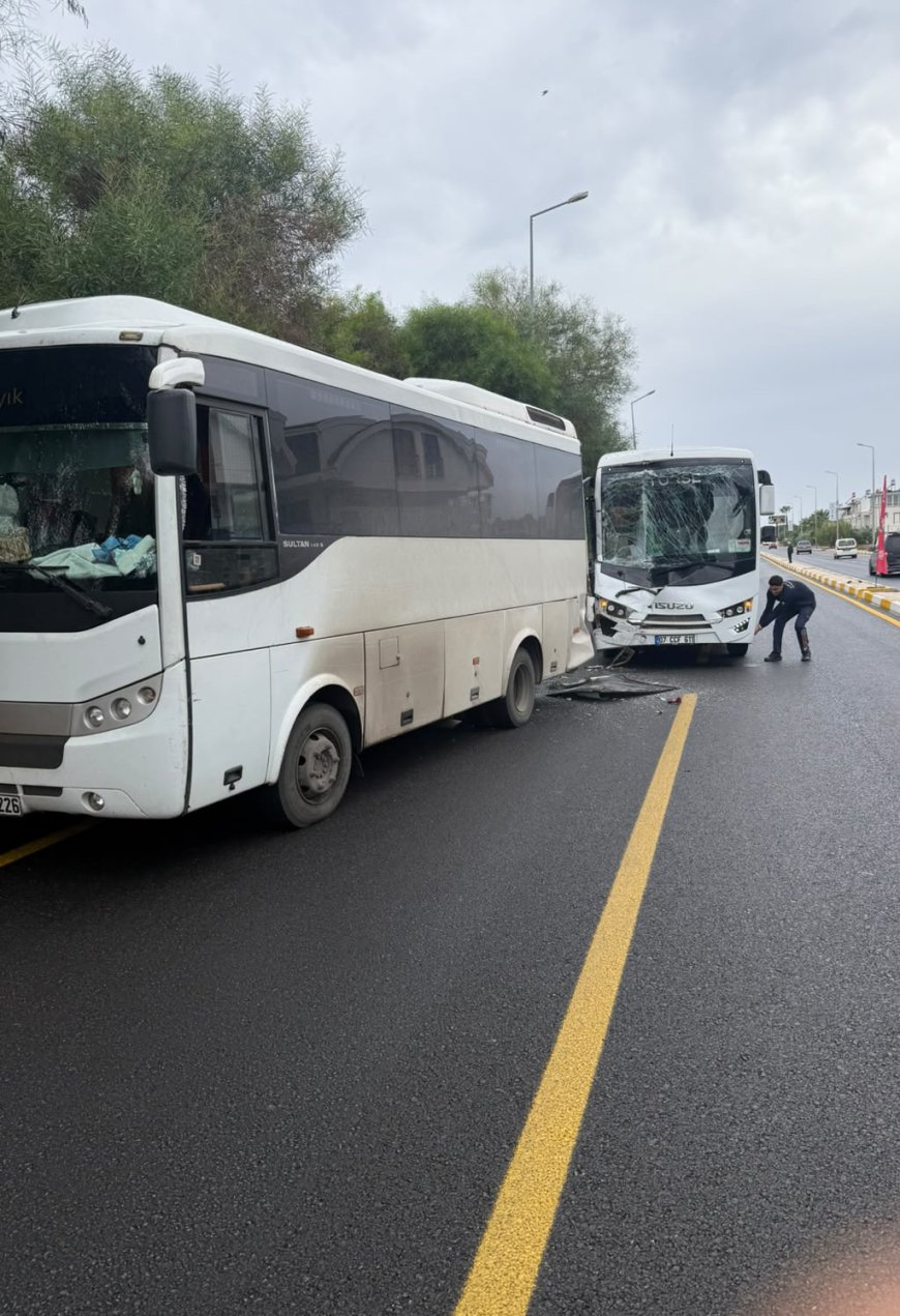 Serik’te turist midibüsü park halindeki midibüse çarptı