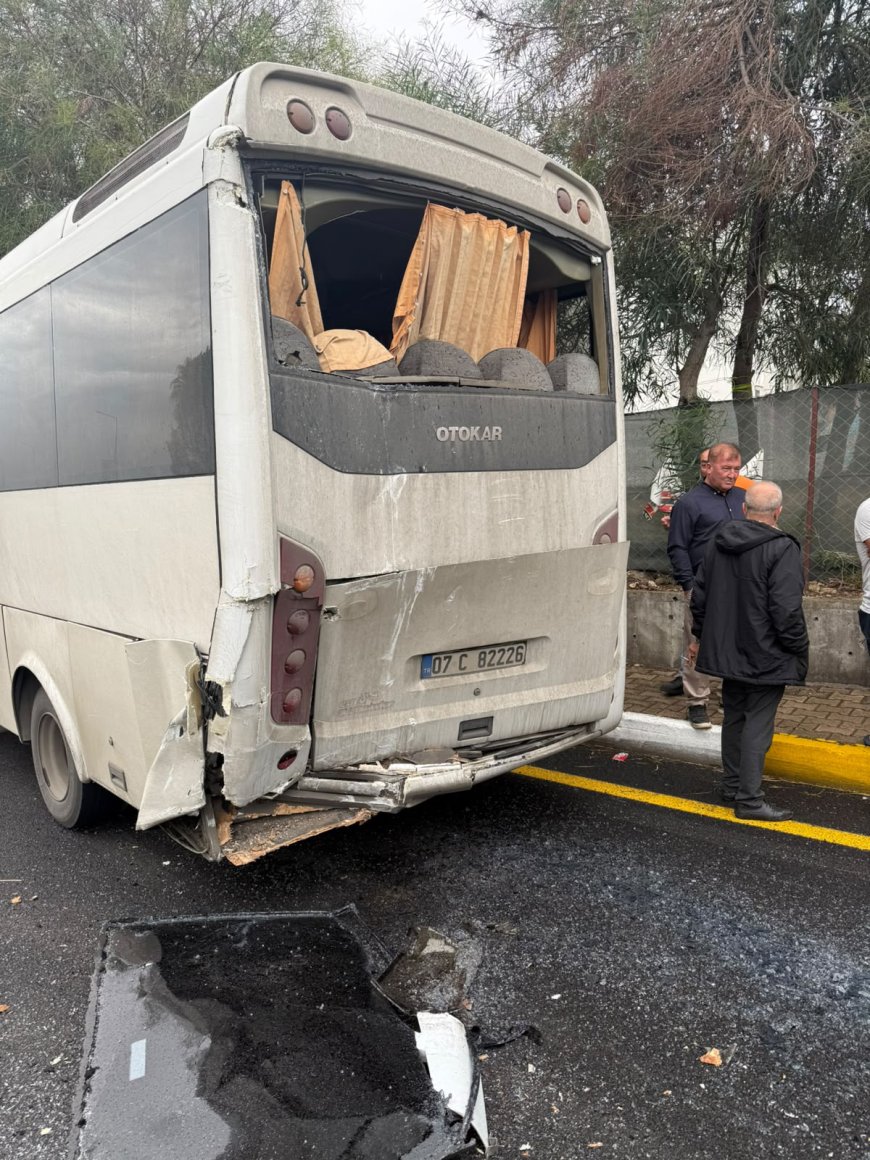 Serik’te turist midibüsü park halindeki midibüse çarptı