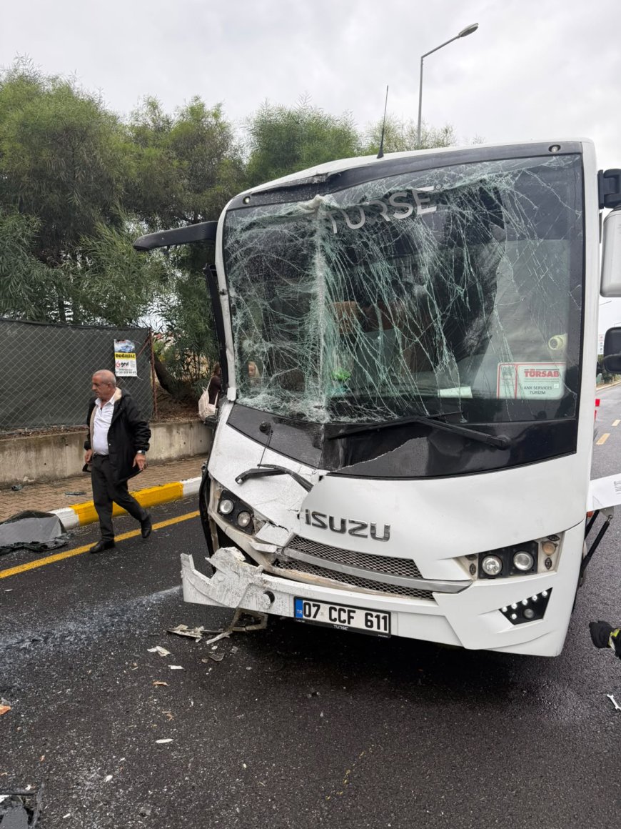 Serik’te turist midibüsü park halindeki midibüse çarptı