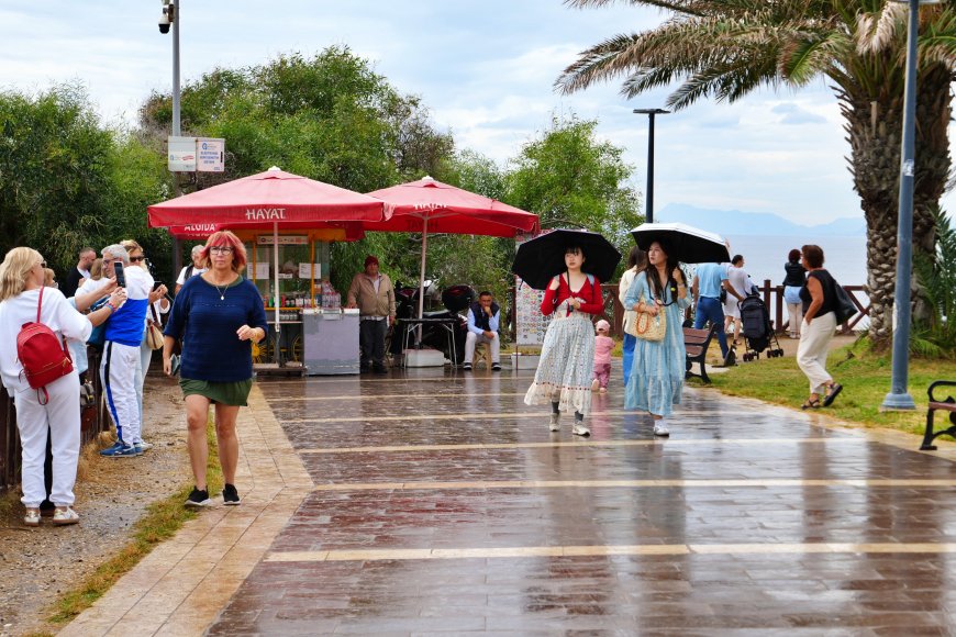 Antalya’da sağanağa rağmen turistler Düden Şelalesi’nden vazgeçmedi