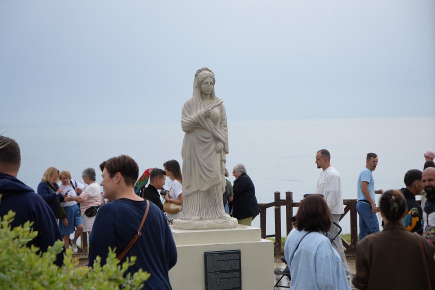 Antalya’da sağanağa rağmen turistler Düden Şelalesi’nden vazgeçmedi