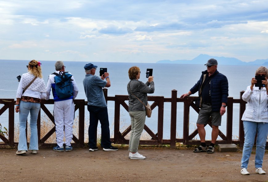 Antalya’da sağanağa rağmen turistler Düden Şelalesi’nden vazgeçmedi
