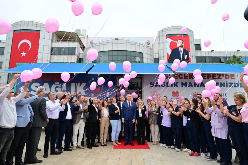 Başkan Kocagöz’den meme kanseri farkındalığına pembe balonlu destek