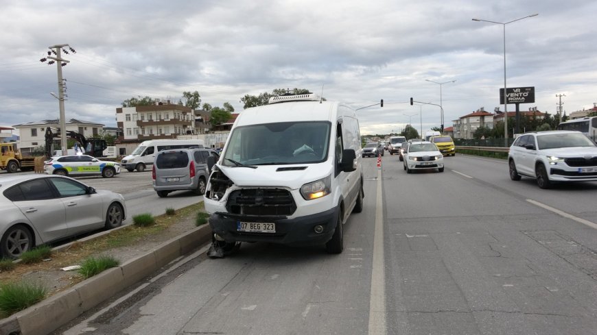 Manavgat’ta otomobil havada takla attı: Kaza anı kamerada