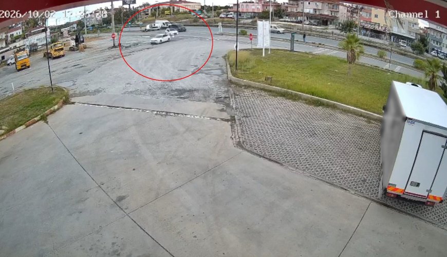 Manavgat’ta otomobil havada takla attı: Kaza anı kamerada