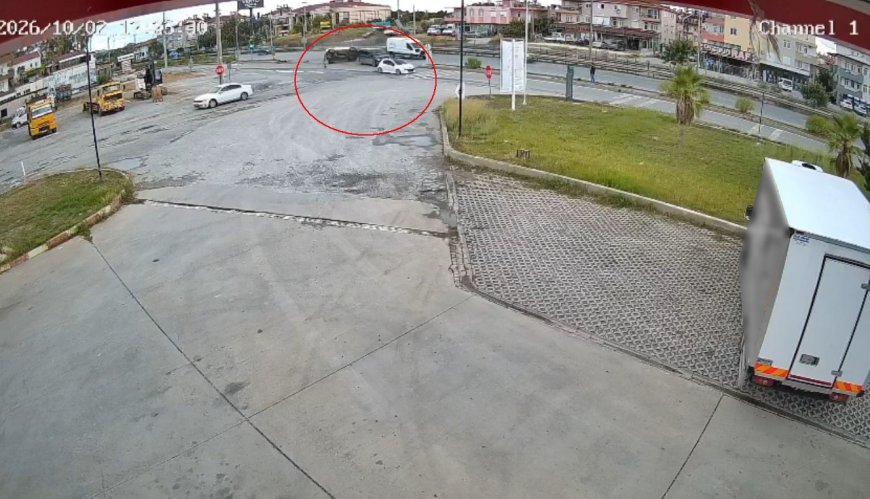 Manavgat’ta otomobil havada takla attı: Kaza anı kamerada