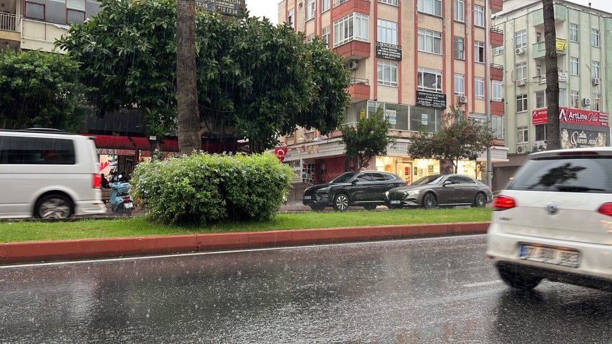 Alanya’da sağanak yağış etkili oldu: Hazırlıksız yakalananlar zor anlar yaşadı