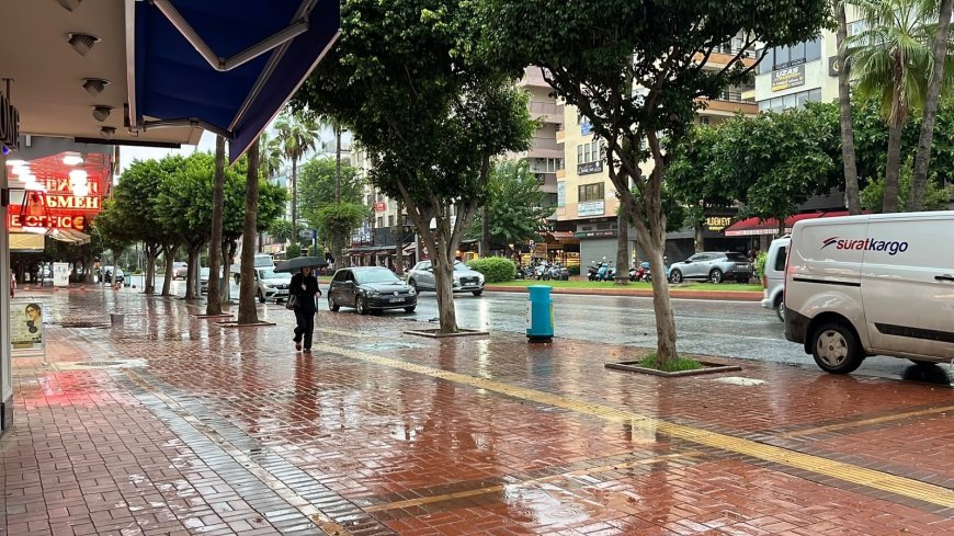 Alanya’da sağanak yağış etkili oldu: Hazırlıksız yakalananlar zor anlar yaşadı