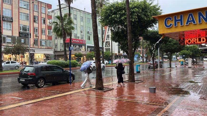 Alanya’da sağanak yağış etkili oldu: Hazırlıksız yakalananlar zor anlar yaşadı