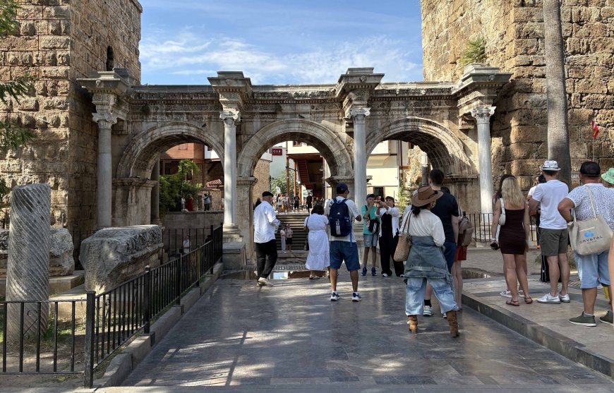 Antalya’nın geçmişi fotoğraflarda: Varyant ve Hadrian Kapısı yıllar içinde nasıl değişti?