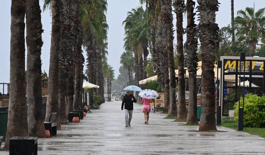 Antalya’da yağmura aldırış etmediler: Konyaaltı Sahili’nde denize girdiler