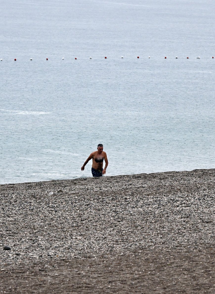Antalya’da yağmura aldırış etmediler: Konyaaltı Sahili’nde denize girdiler