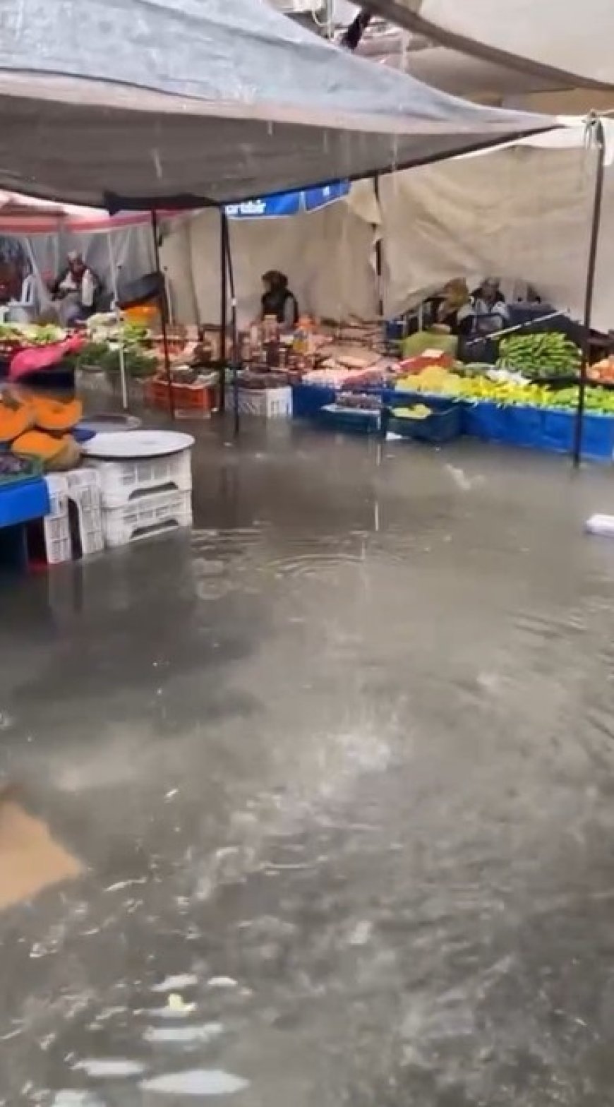 Alanya’da Cumartesi Pazarı’nı su bastı: Esnaf ve vatandaşlar zor anlar yaşadı