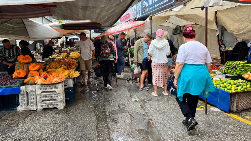 Alanya’da Cumartesi Pazarı’nı su bastı: Esnaf ve vatandaşlar zor anlar yaşadı