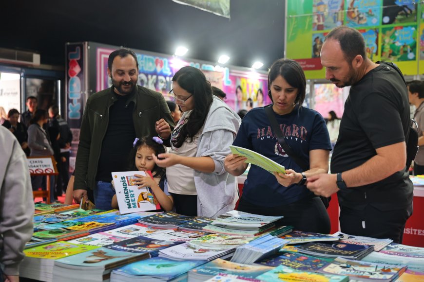 Antalya Kitap Fuarı’nda ikinci gün yoğunluğu: Yağmura rağmen uzun kuyruklar olu