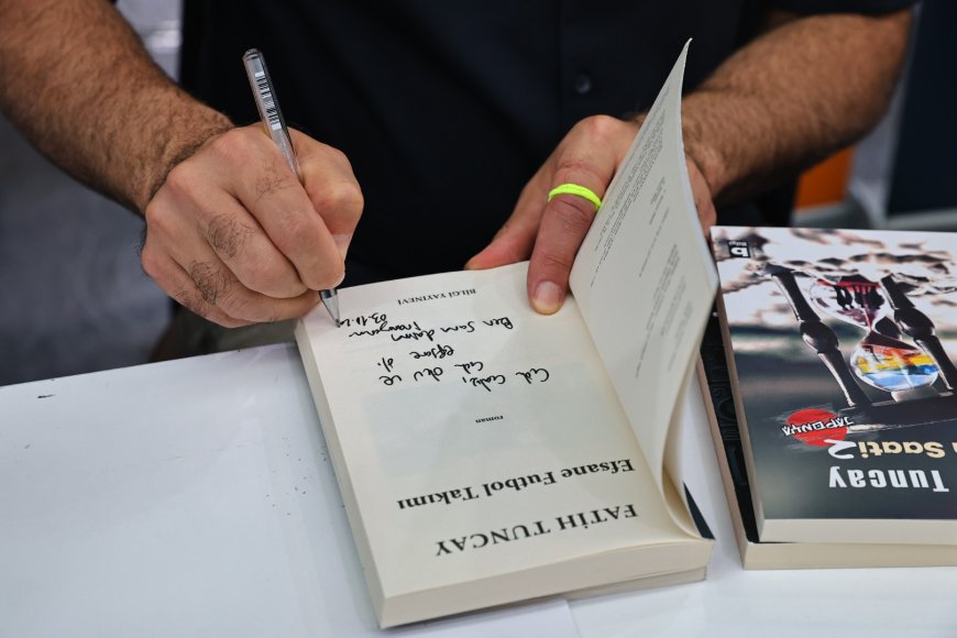 Antalya Kitap Fuarı’nda ikinci gün yoğunluğu: Yağmura rağmen uzun kuyruklar olu