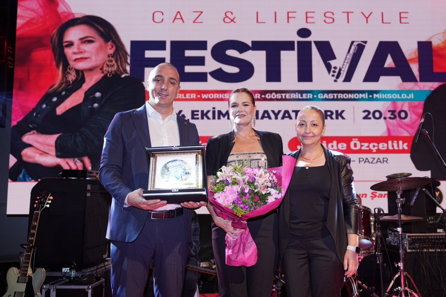 Konyaaltı Caz Festivali’nde yağmur dinlemedi, müzik susmadı