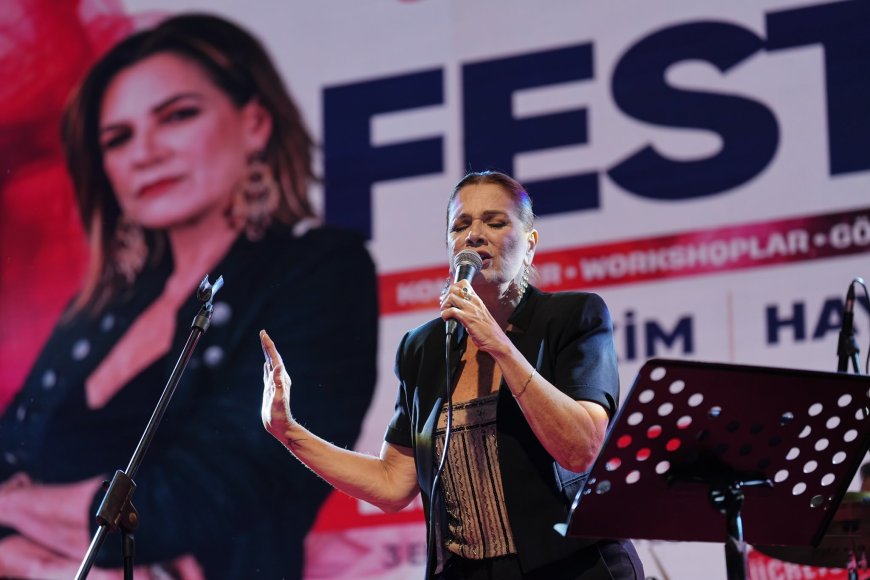 Konyaaltı Caz Festivali’nde yağmur dinlemedi, müzik susmadı