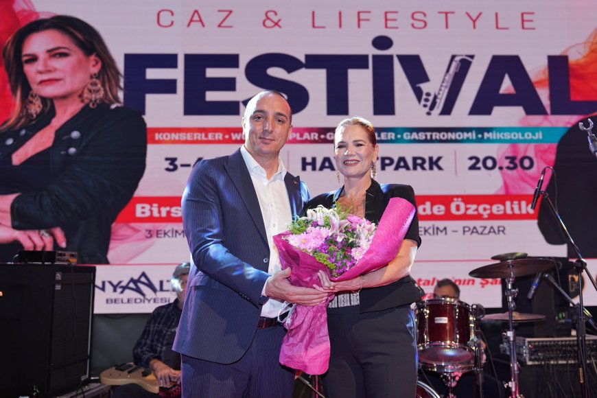 Konyaaltı Caz Festivali’nde yağmur dinlemedi, müzik susmadı