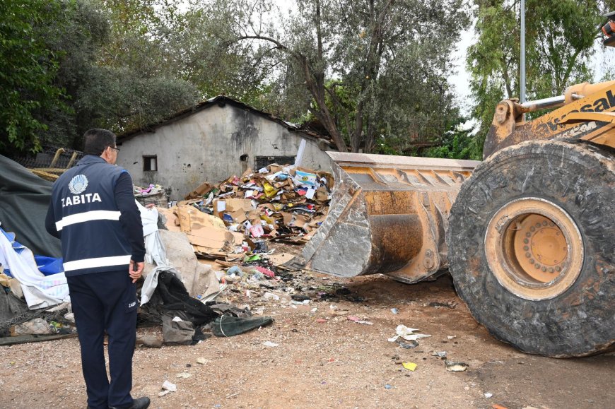 Kepez’de çöp ev operasyonu: Evden 8 kamyon atık çıkarıldı